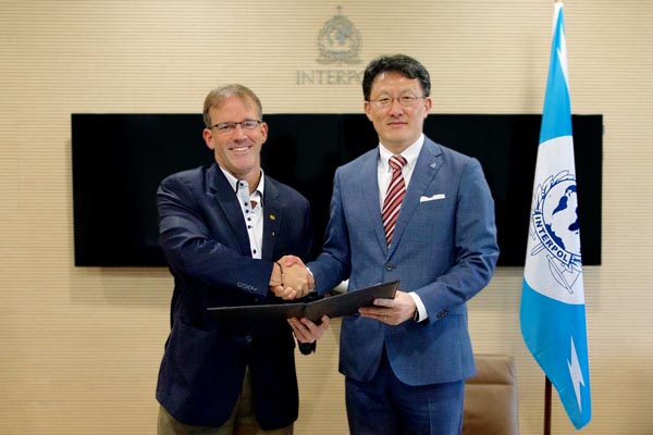 Cisco John N. Stewart & INTERPOL Noboru Nakatani at Agreement Signing [Resize]