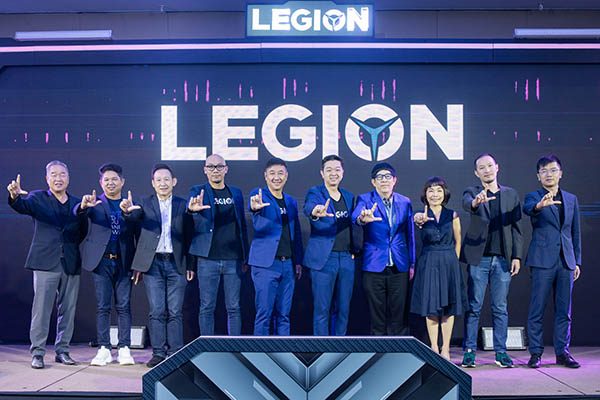 ผู้บริหารเลอโนโวถ่ายภาพร่วมกับพาร์ทเนอร์หลักในงานแถลงข่าวเปิดตัว Lenovo Legion Phone Duel
