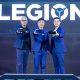 ผู้บริหารเลอโนโวถ่ายภาพในงานเปิดตัว Lenovo Legion Phone Duel
