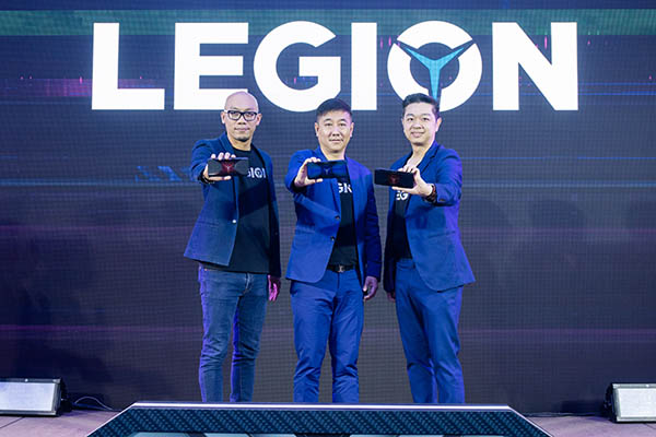 ผู้บริหารเลอโนโวถ่ายภาพในงานเปิดตัว Lenovo Legion Phone Duel
